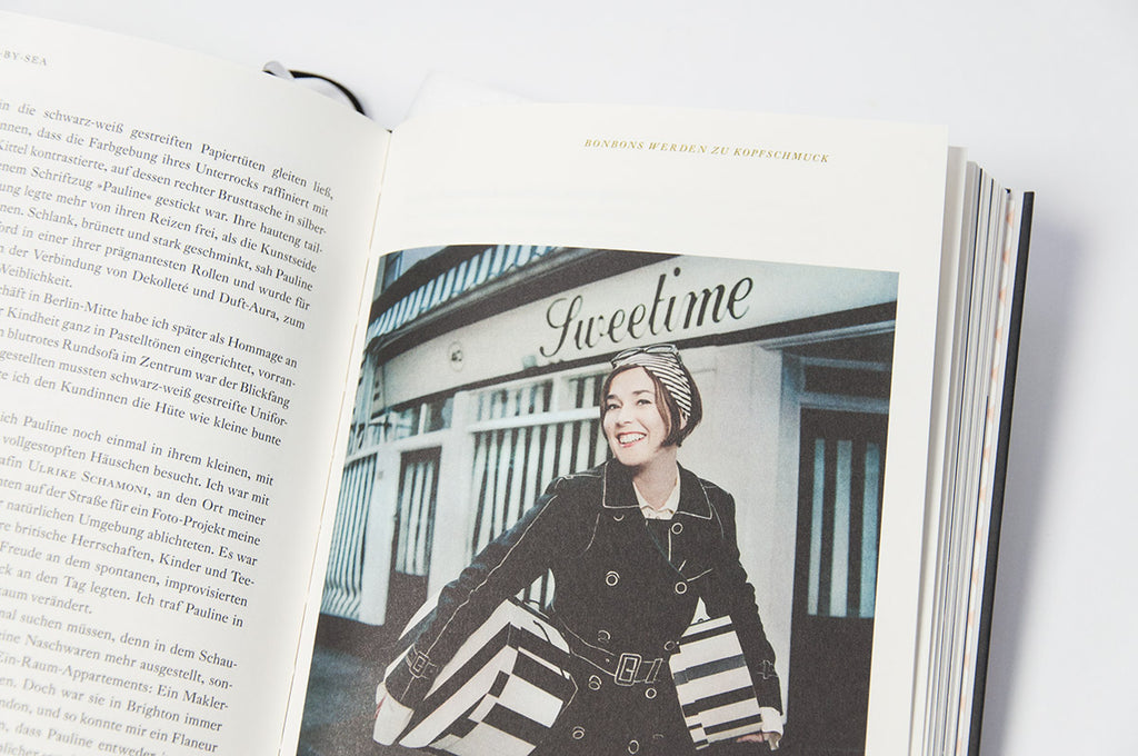 Eine aufgeschlagene Doppelseite aus "Fiona Bennett" mit Fließtext und Abbildung