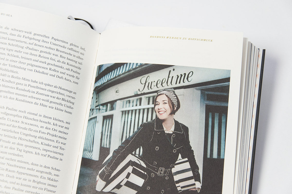 Eine aufgeschlagene Doppelseite aus "Fiona Bennett" mit Fließtext und Abbildung