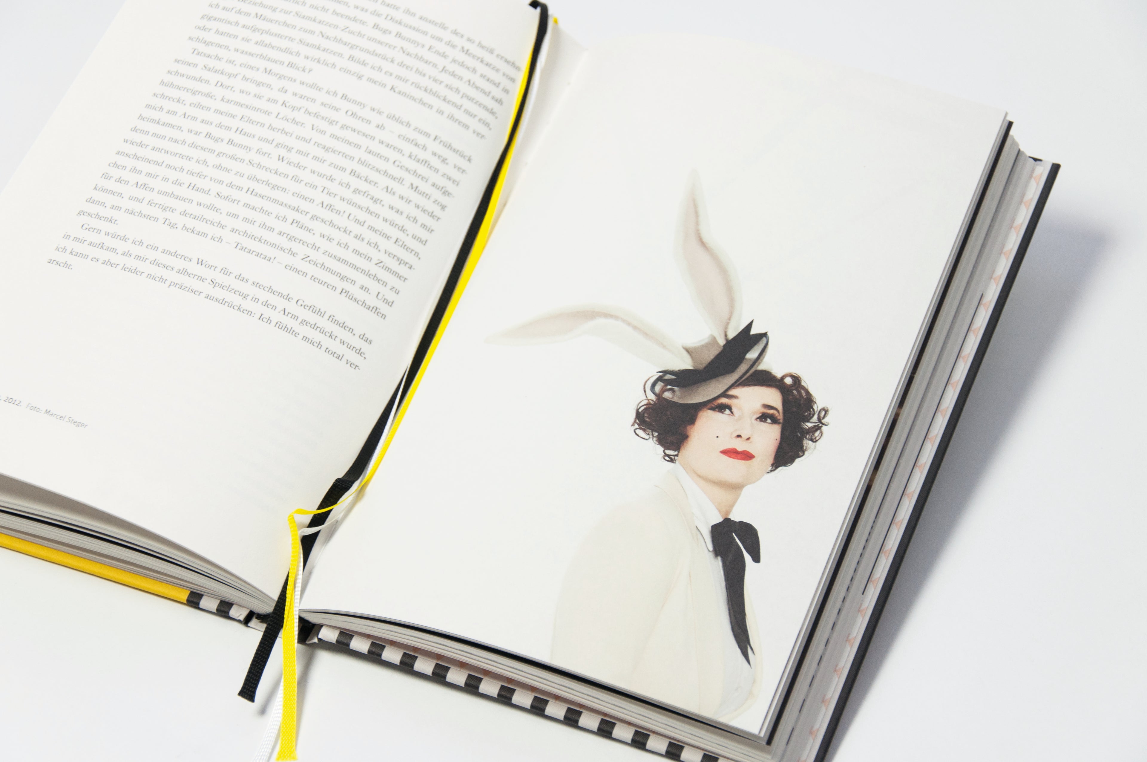 Eine aufgeschlagene Doppelseite aus "Fiona Bennett" mit Fließtext, Fotografie und Lesebändern