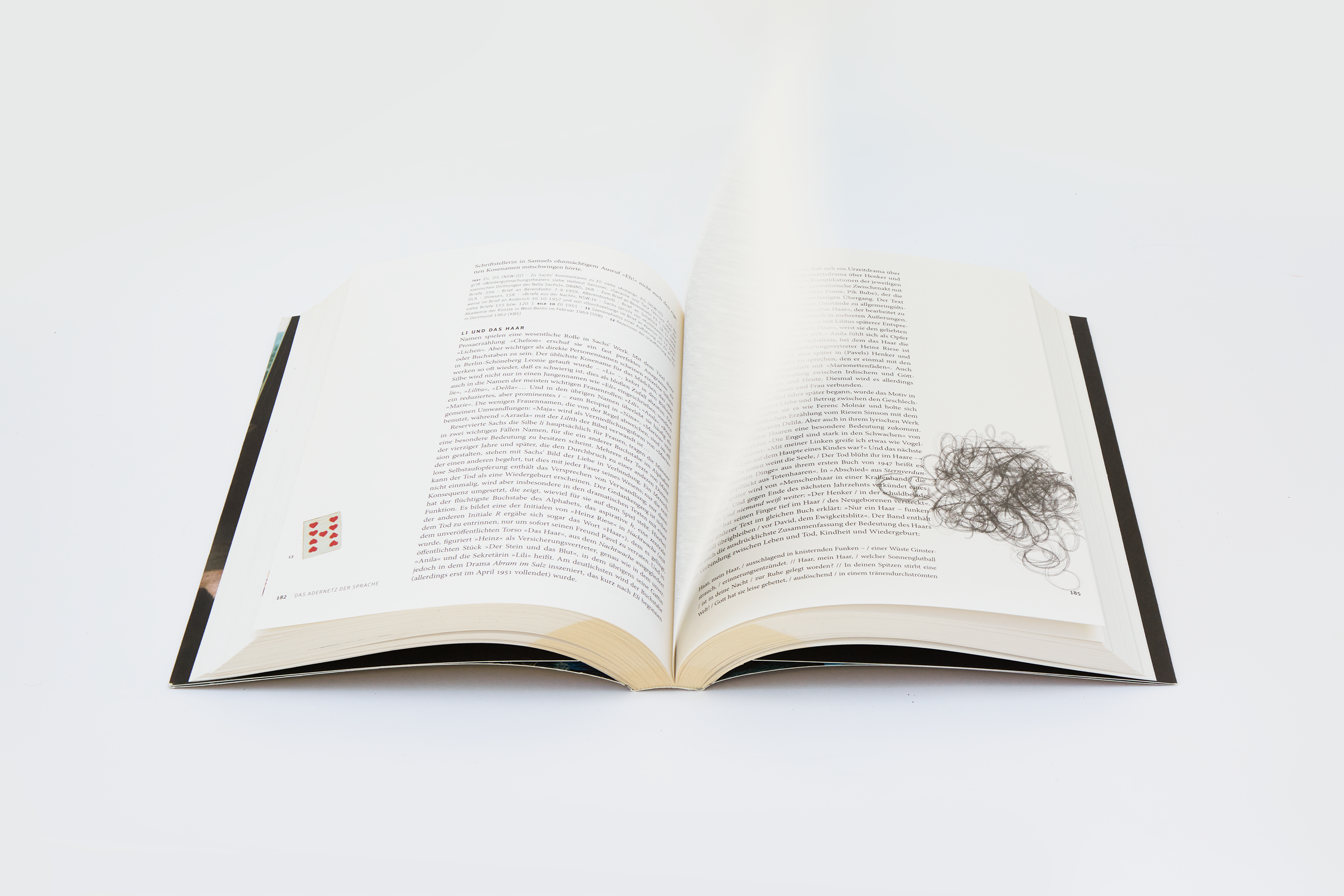 Das aufgeschlagene Buch "Nelly Sachs. Flucht und Verwandlung" zeigt das Layout mit einer selbst blätternden Seite