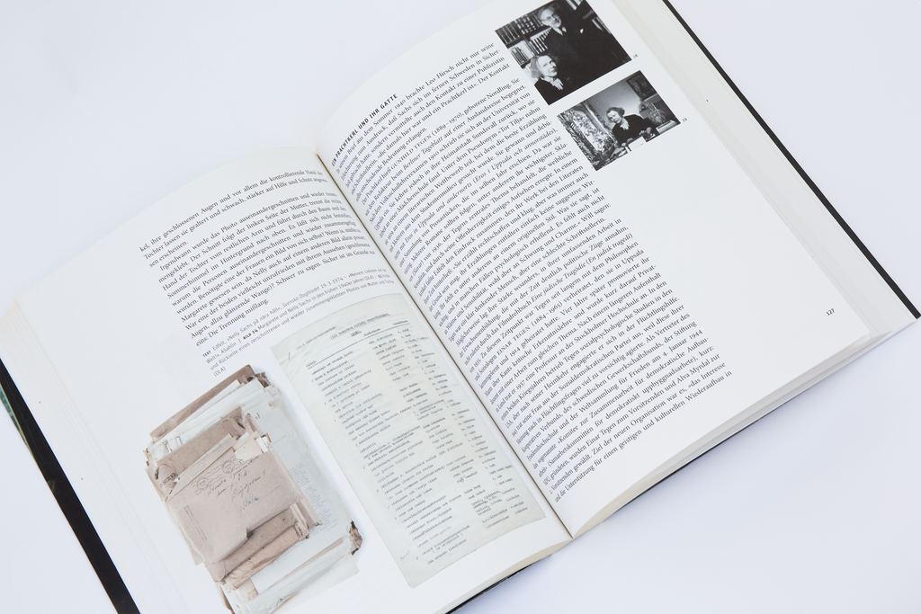 Das aufgeschlagene Buch "Nelly Sachs. Flucht und Verwandlung" zeigt das Layout einer Doppelseite