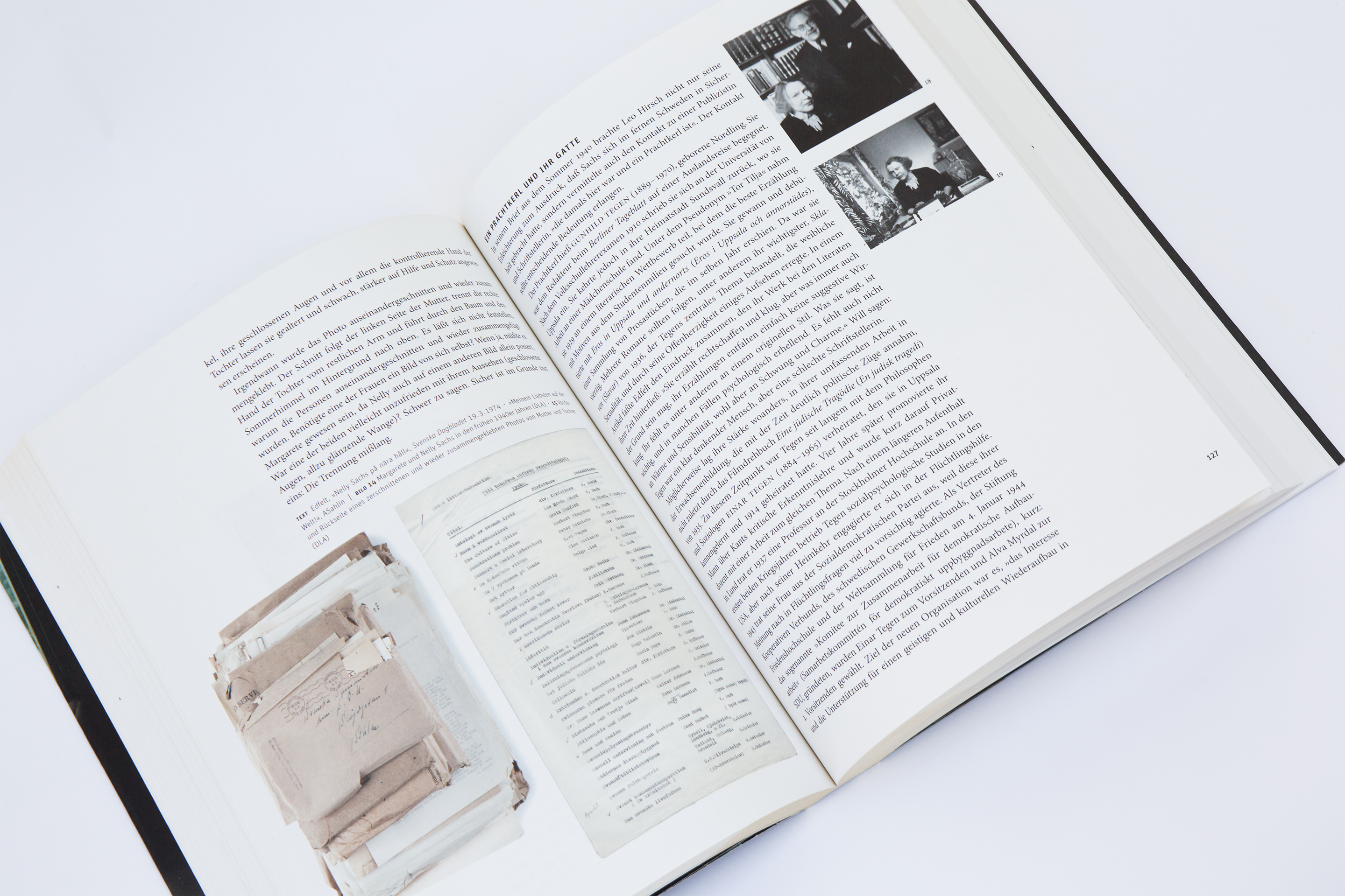 Das aufgeschlagene Buch "Nelly Sachs. Flucht und Verwandlung" zeigt das Layout einer Doppelseite