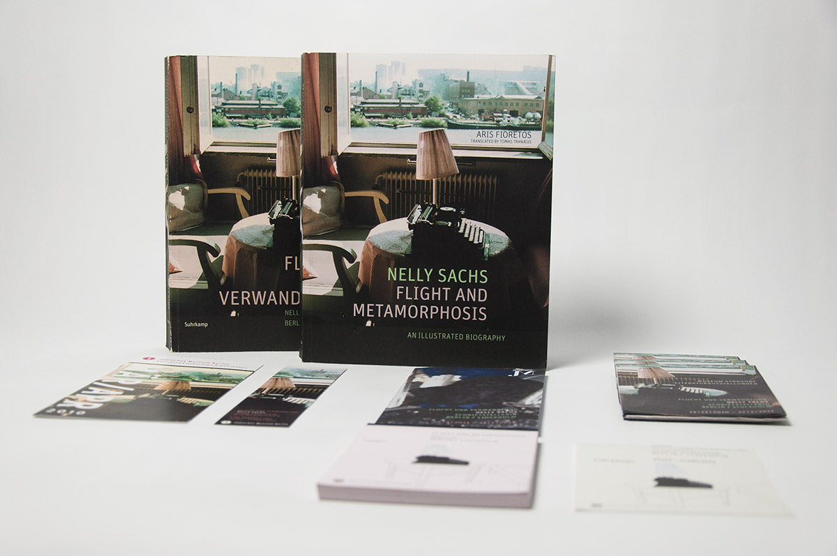Eine englische und eine deutsche Ausgabe von "Nelly Sachs" stehen hinter Werbematerial