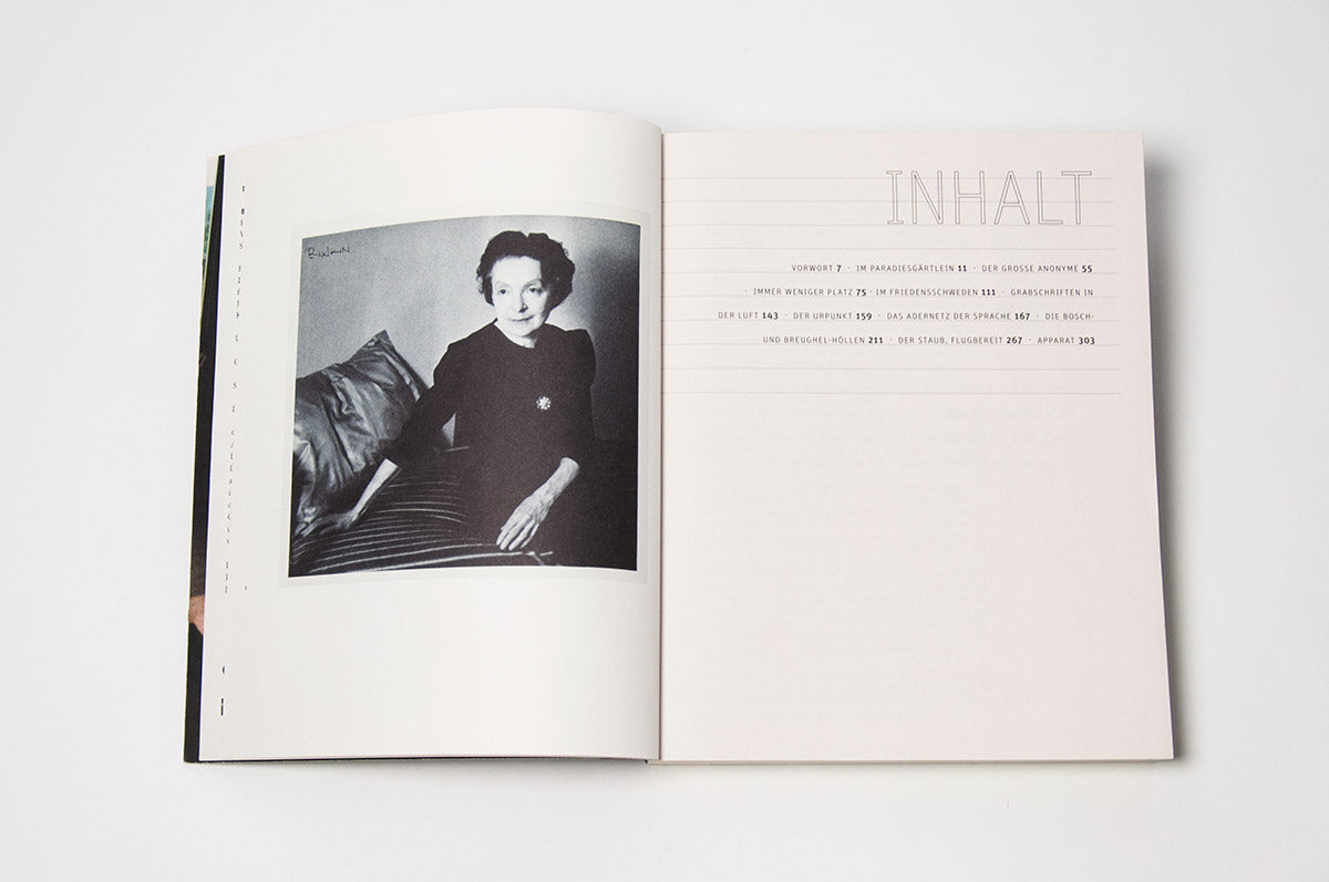 Das aufgeschlagene Buch "Nelly Sachs. Flucht und Verwandlung" zeigt das Layout einer Doppelseite mit Abschnittsinhalt und Portrait