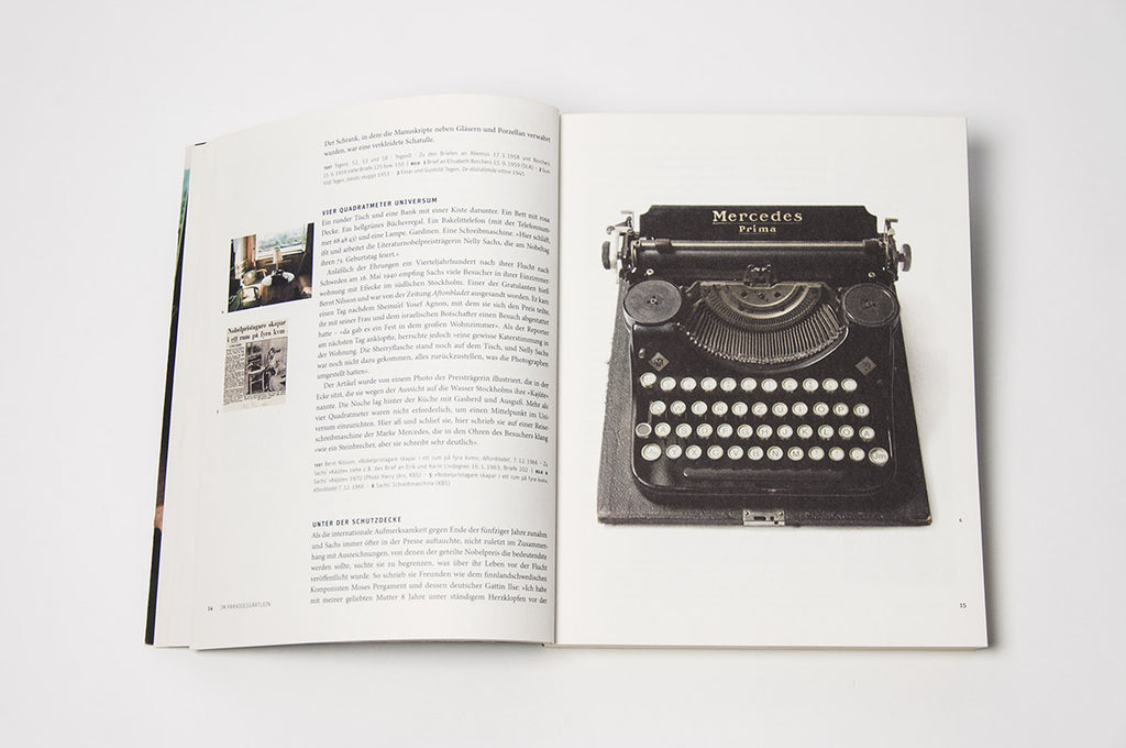 Das aufgeschlagene Buch "Nelly Sachs. Flucht und Verwandlung" zeigt das Layout einer Doppelseite mit Bild einer Schreibmaschine