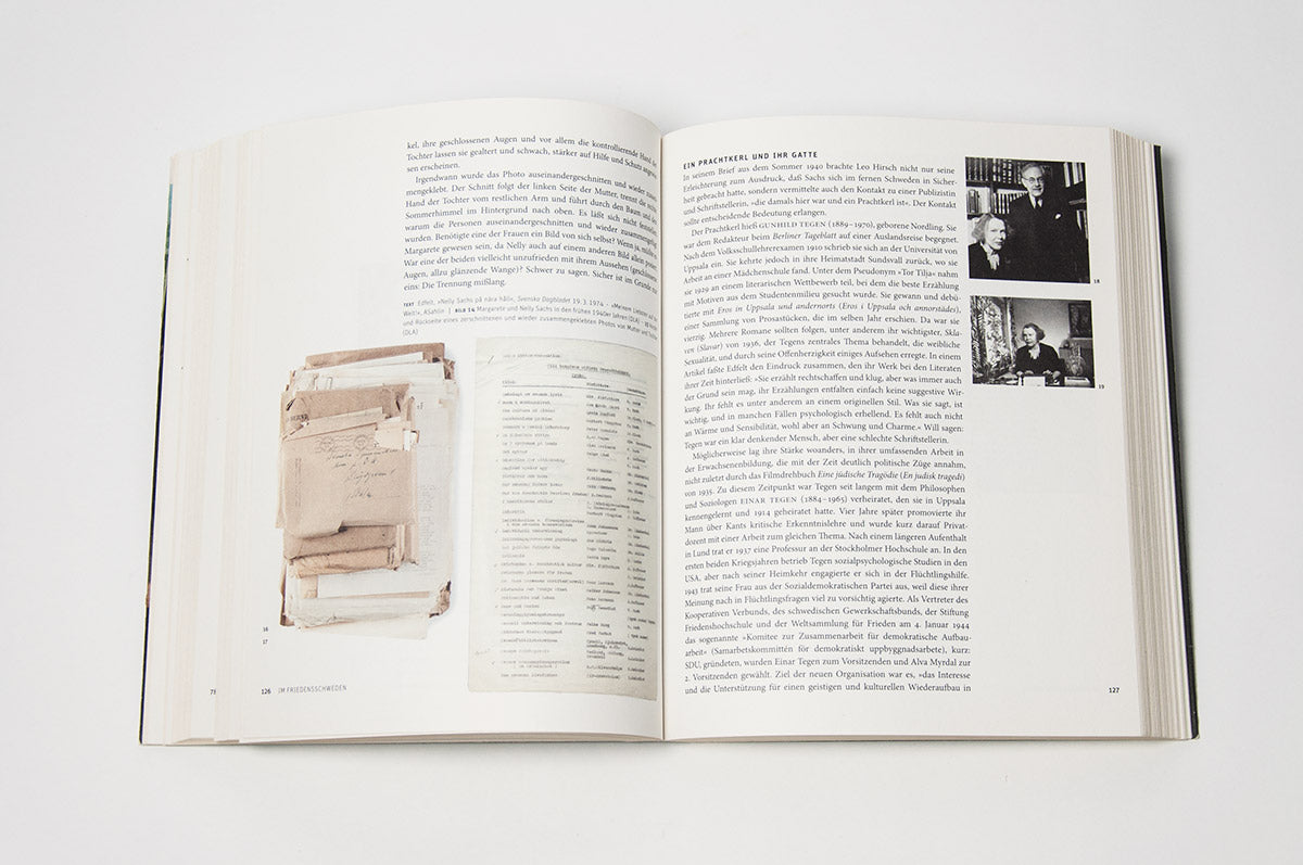 Das aufgeschlagene Buch "Nelly Sachs. Flucht und Verwandlung" zeigt das Layout einer Doppelseite