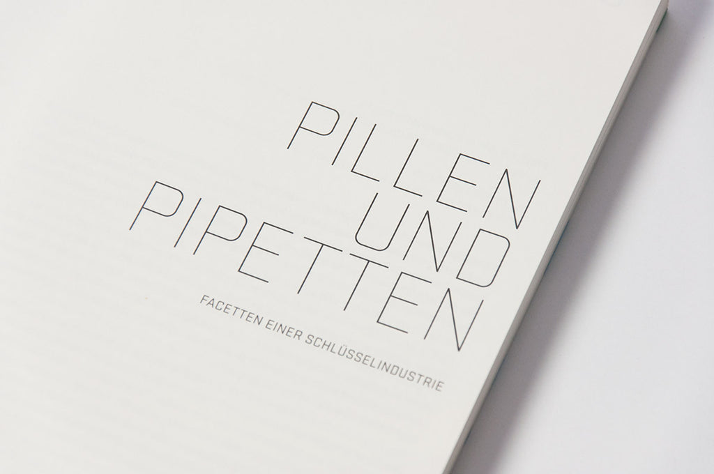 Das aufgeschlagene Buch "Pillen und Pipetten" zeigt den Schmutztitel