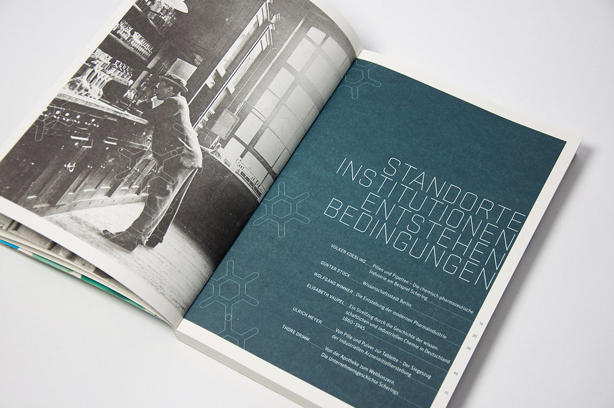 Das aufgeschlagene Buch "Pillen und Pipetten" zeigt eine Doppelseite mit Abschnittsinhalt und Bild