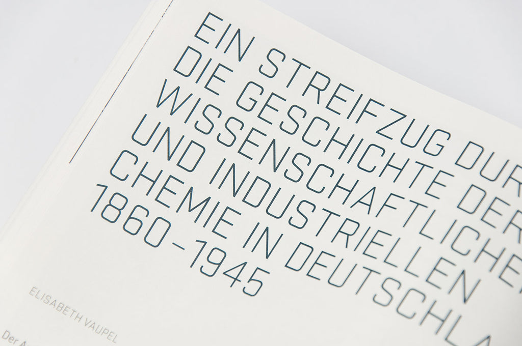 Das aufgeschlagene Buch "Pillen und Pipetten" zeigt die Überschrift eines Essays