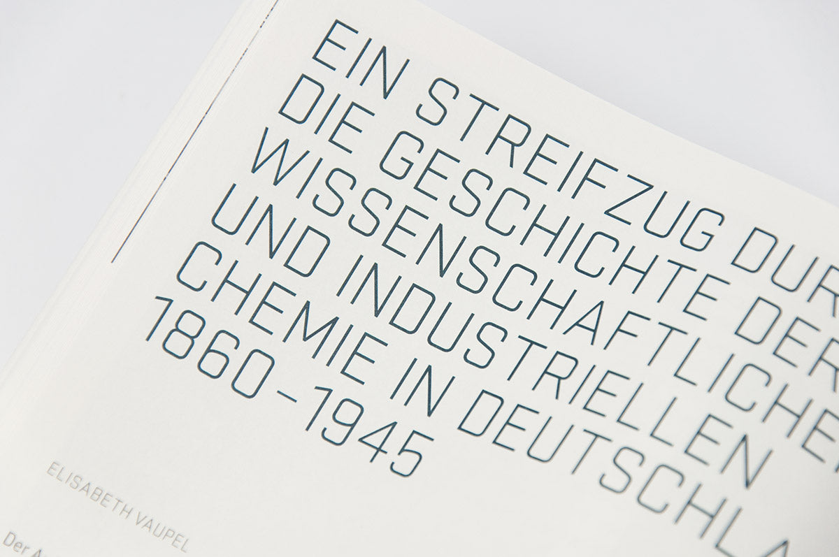 Das aufgeschlagene Buch "Pillen und Pipetten" zeigt die Überschrift eines Essays
