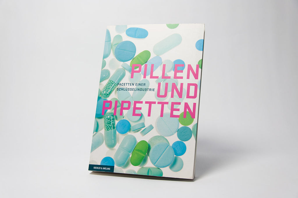 Das Buch "Pillen und Pipetten" steht vor einem weißen Hintergrund