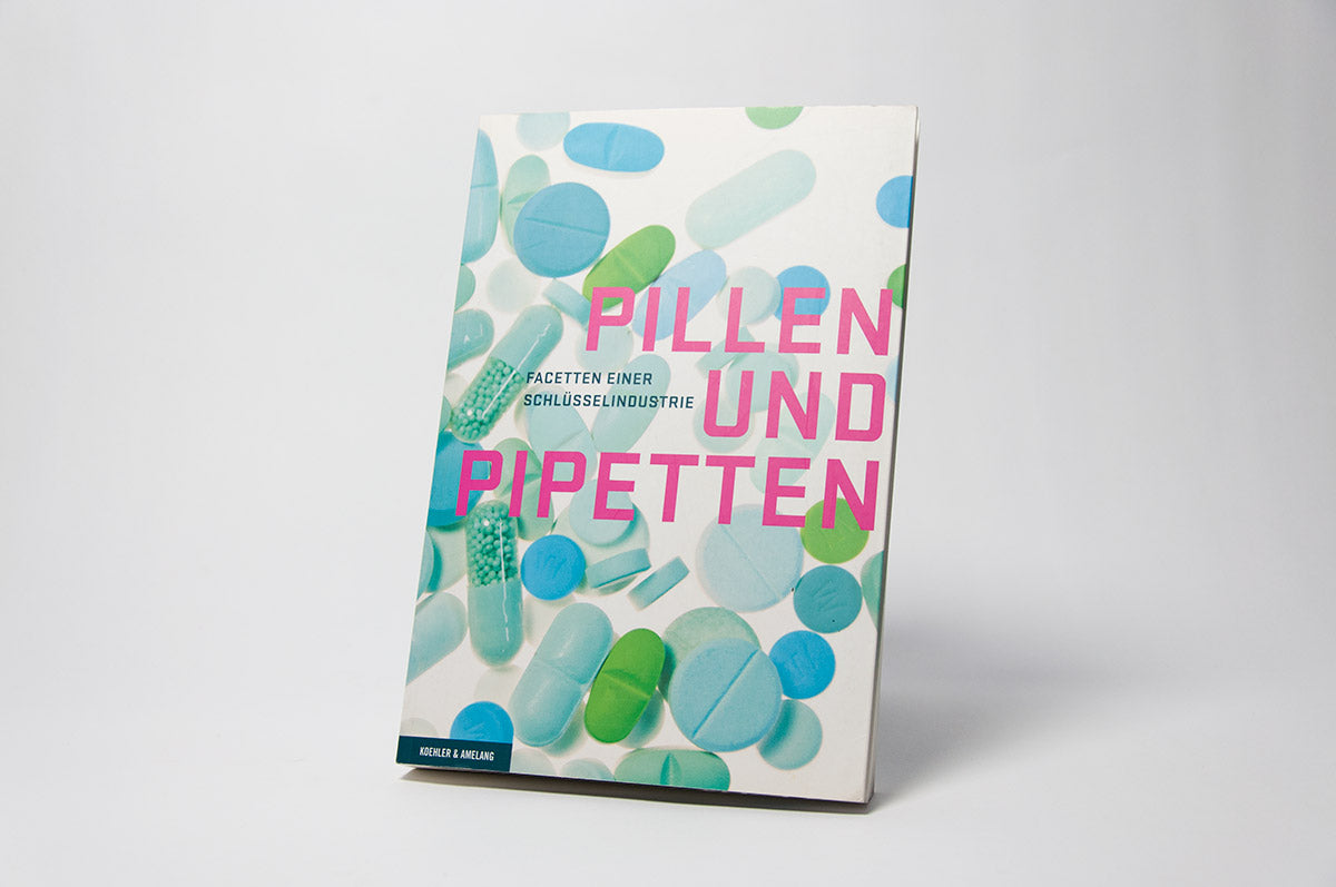 Das Buch "Pillen und Pipetten" steht vor einem weißen Hintergrund