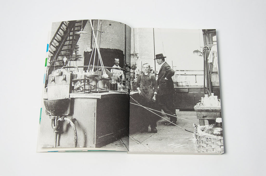 Das aufgeschlagene Buch "Pillen und Pipetten" zeigt eine Doppelseite mit einem seitenfüllenden Bild