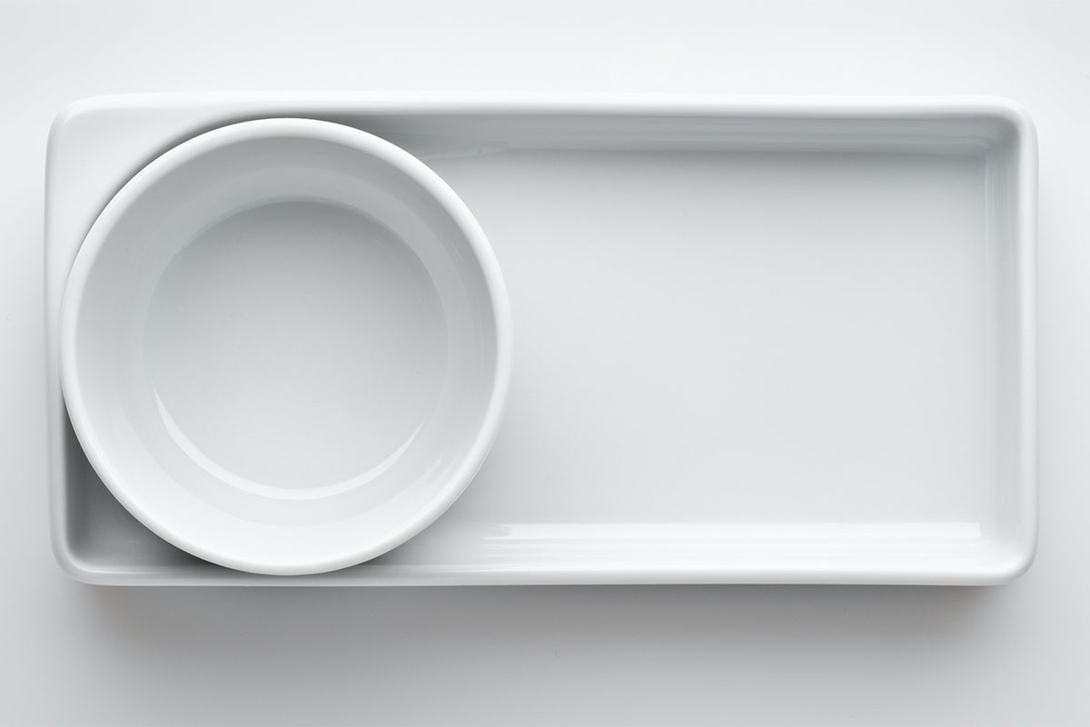 Mini-Becher ohne Henkel mit 36 mm Höhe in kleiner rechteckiger Schale mit Port