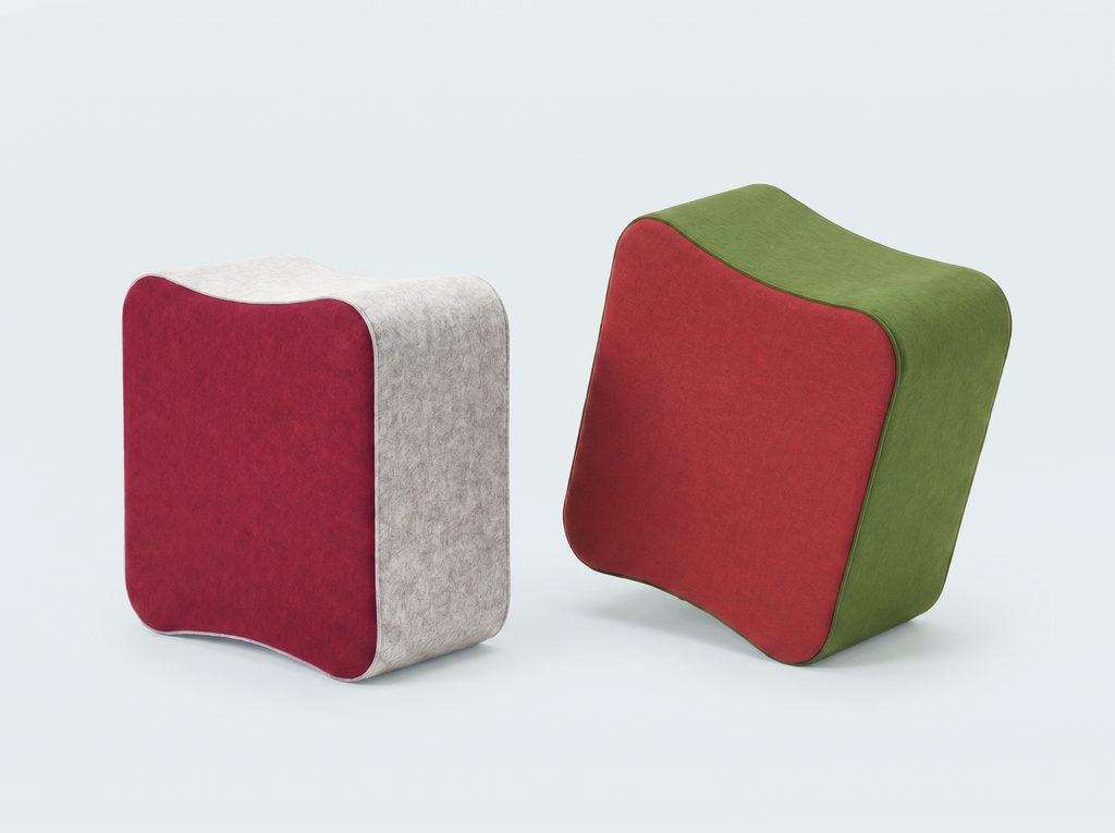 Zwei quadratische Hocker in Rot, Grün und Grau