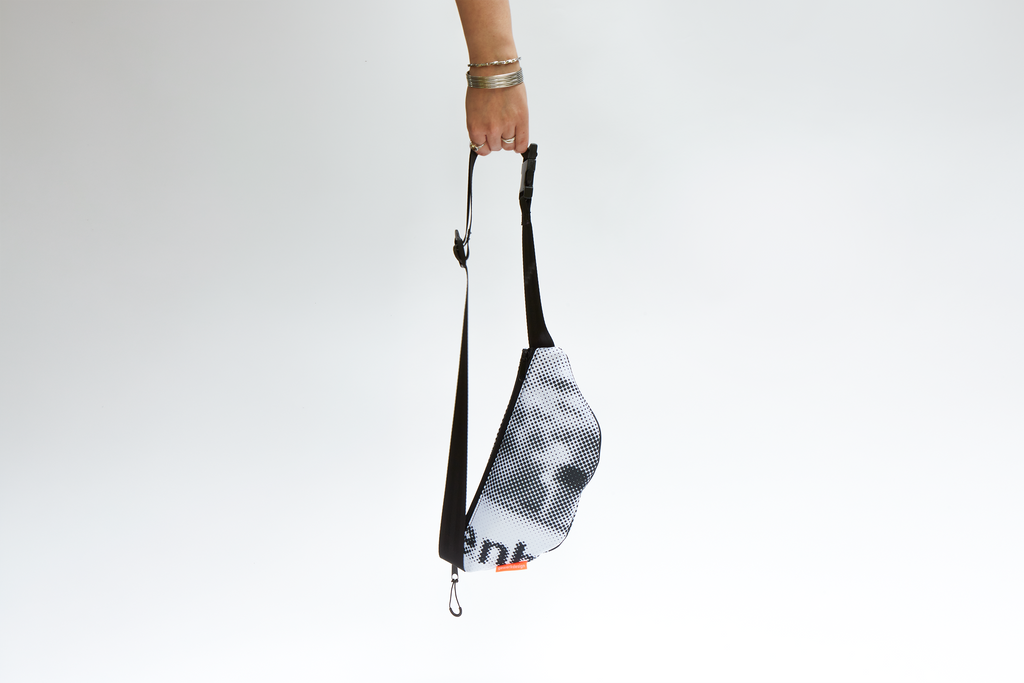 Eine Hand hält die hängende Hipbag