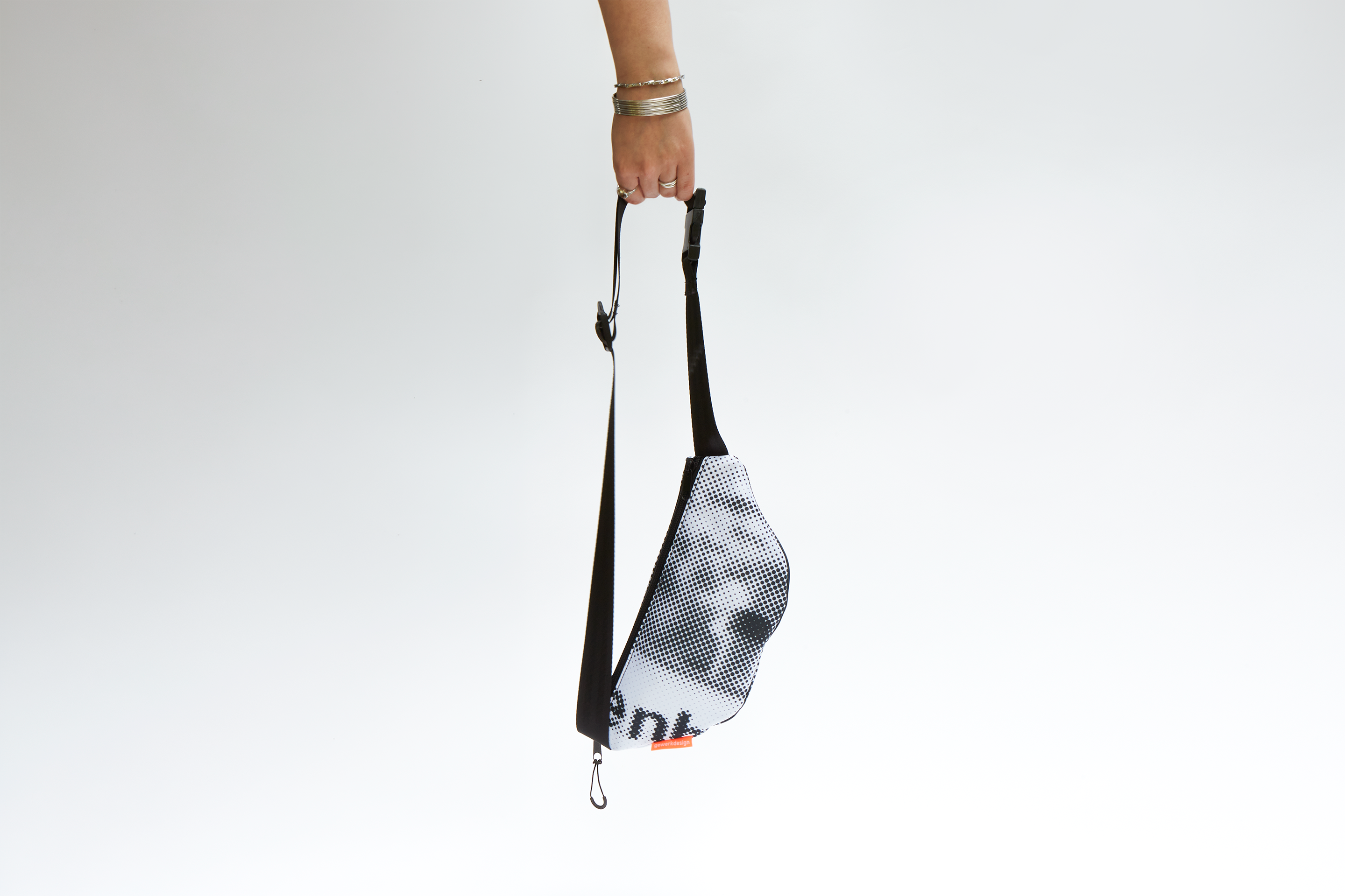 Eine Hand hält die hängende Hipbag