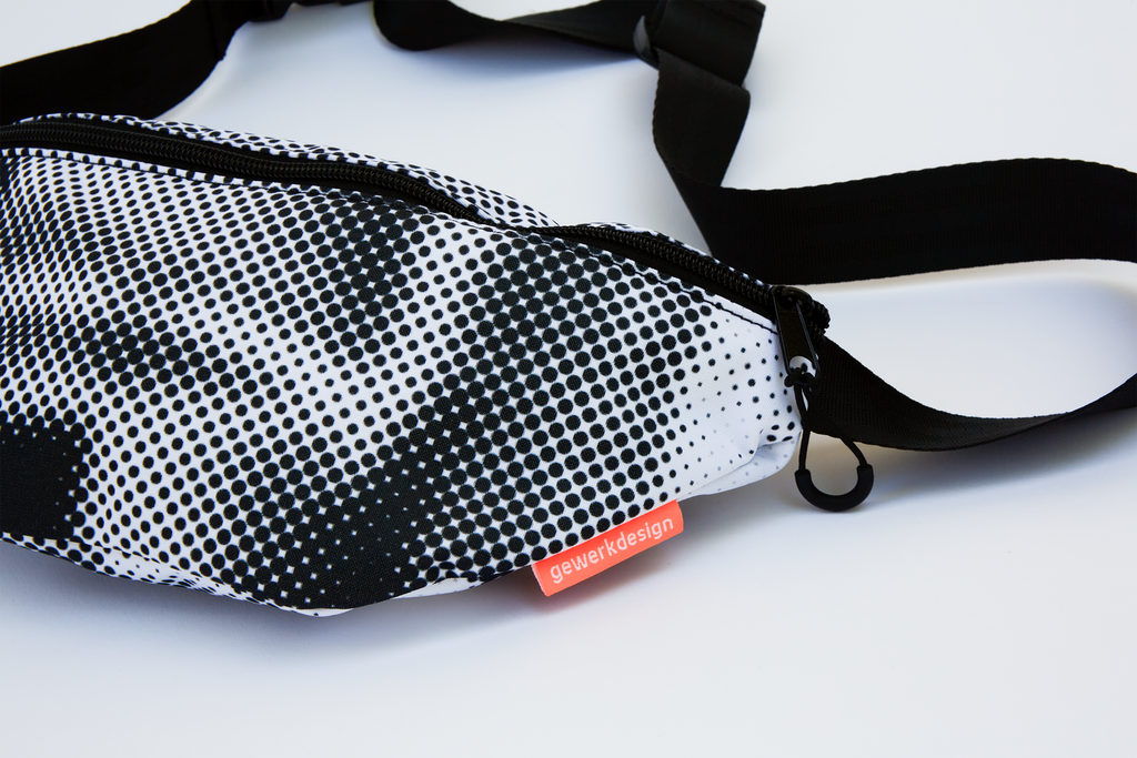 Die Hipbag im Close-up zeigt das Muster und das gewerkdesign-Label