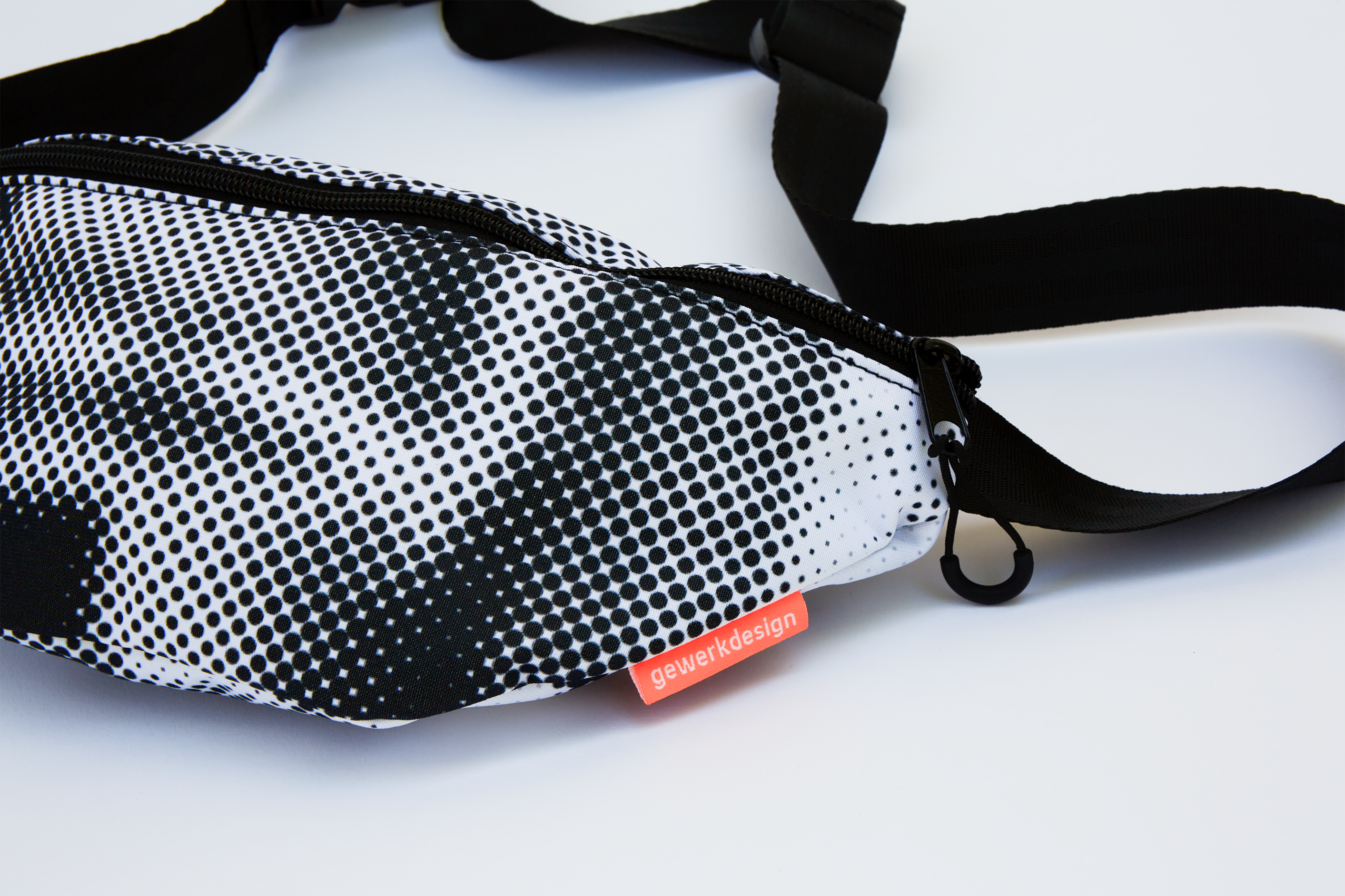 Die Hipbag im Close-up zeigt das Muster und das gewerkdesign-Label