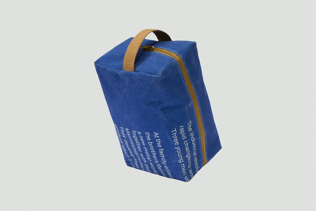 Die Kulturtasche schwebt in der Luft