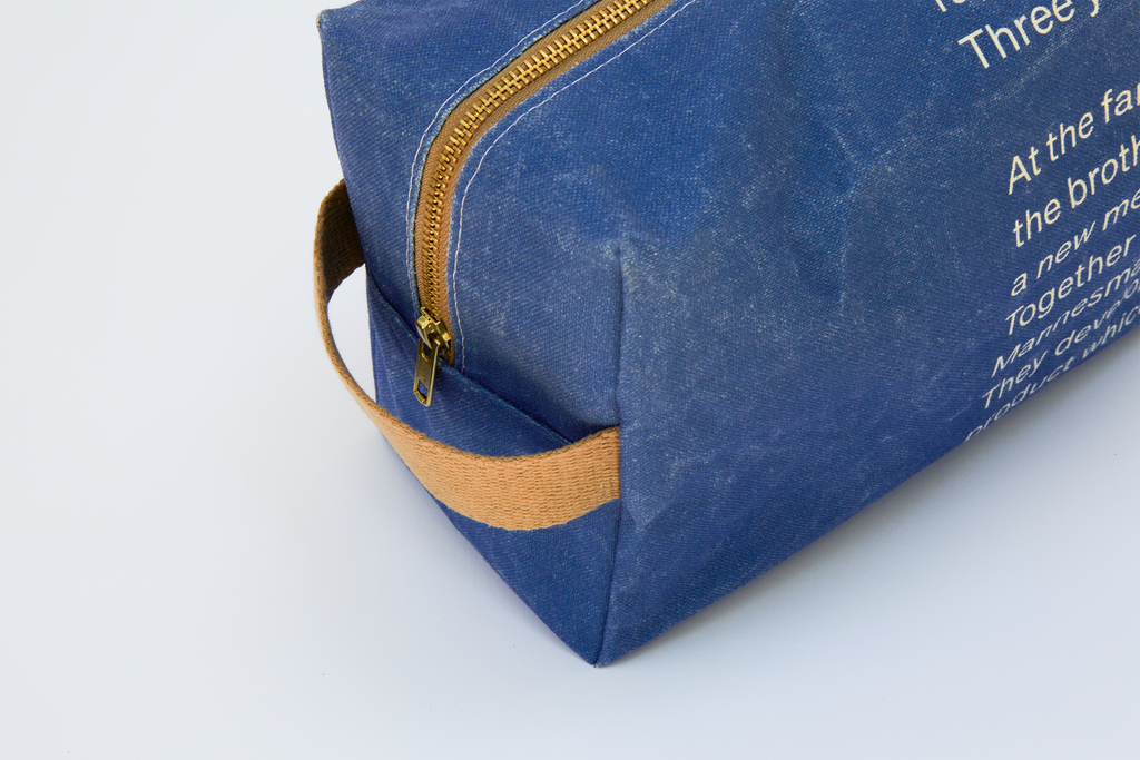 Ein Close-up der Kulturtasche zeigt den Tragegriff und den Reißverschluss