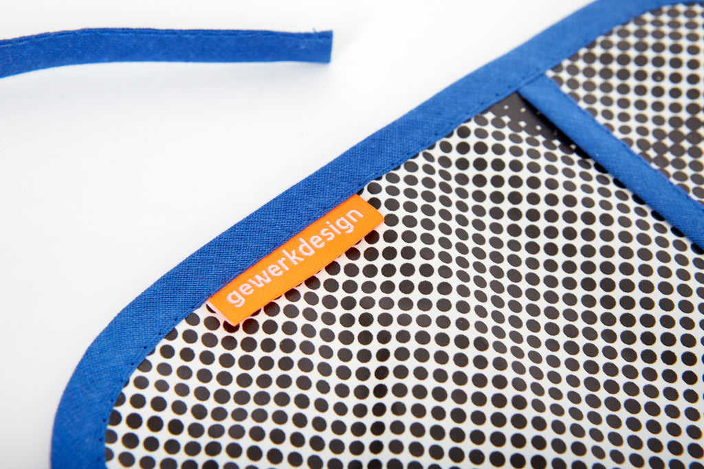 Ein Detail des Lätzchens zeigt das Muster und das gewerkdesign-Label im Close-up