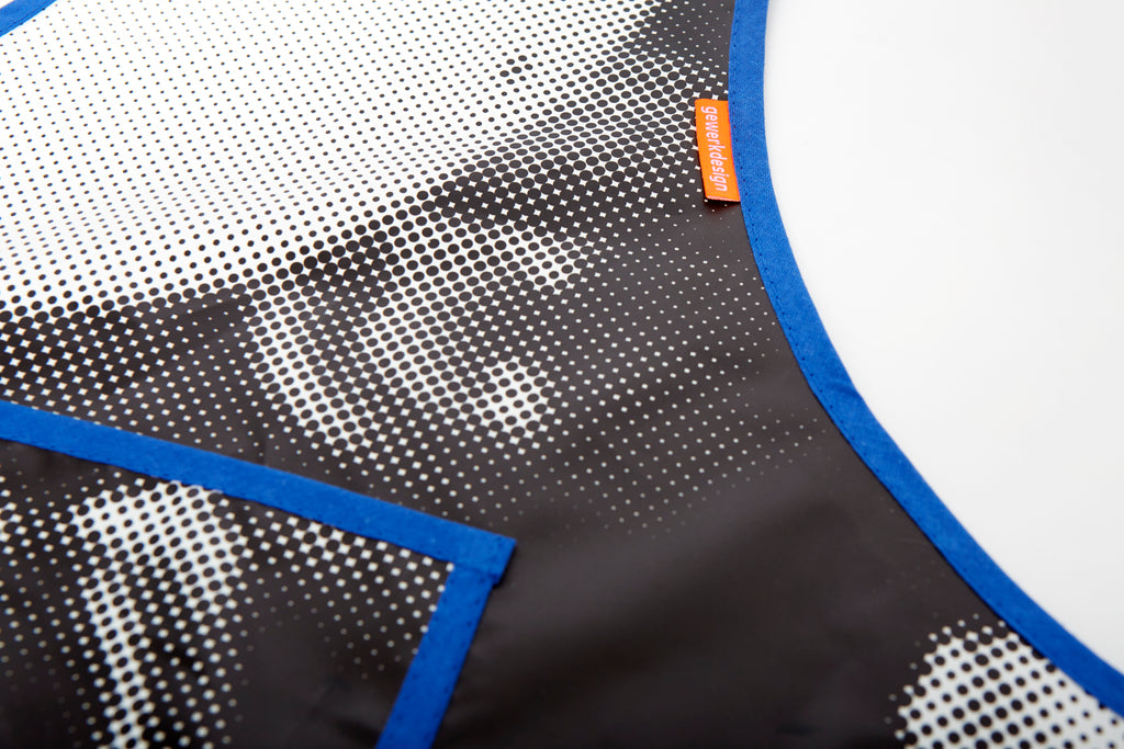 Ein Close-up der Schürze zeigt das Punktmuster und das gewerkdesign-Label