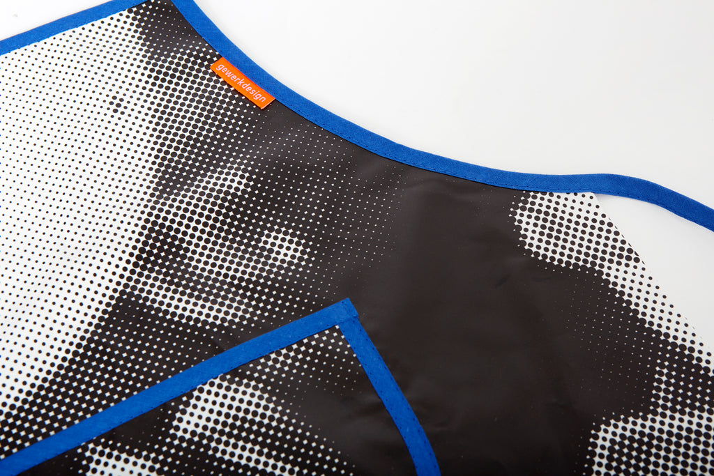 Ein Close-up der Schürze zeigt das Punktmuster und das gewerkdesign-Label