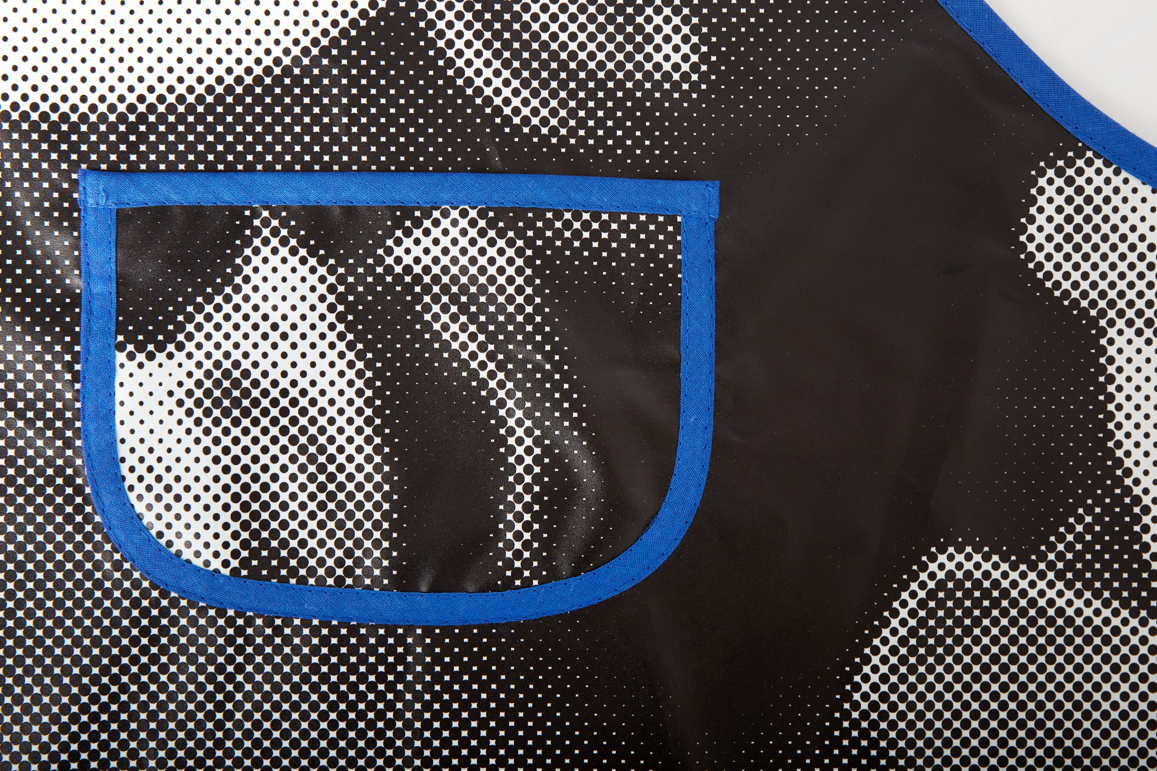 Ein Close-up der Brusttasche auf der Schürze