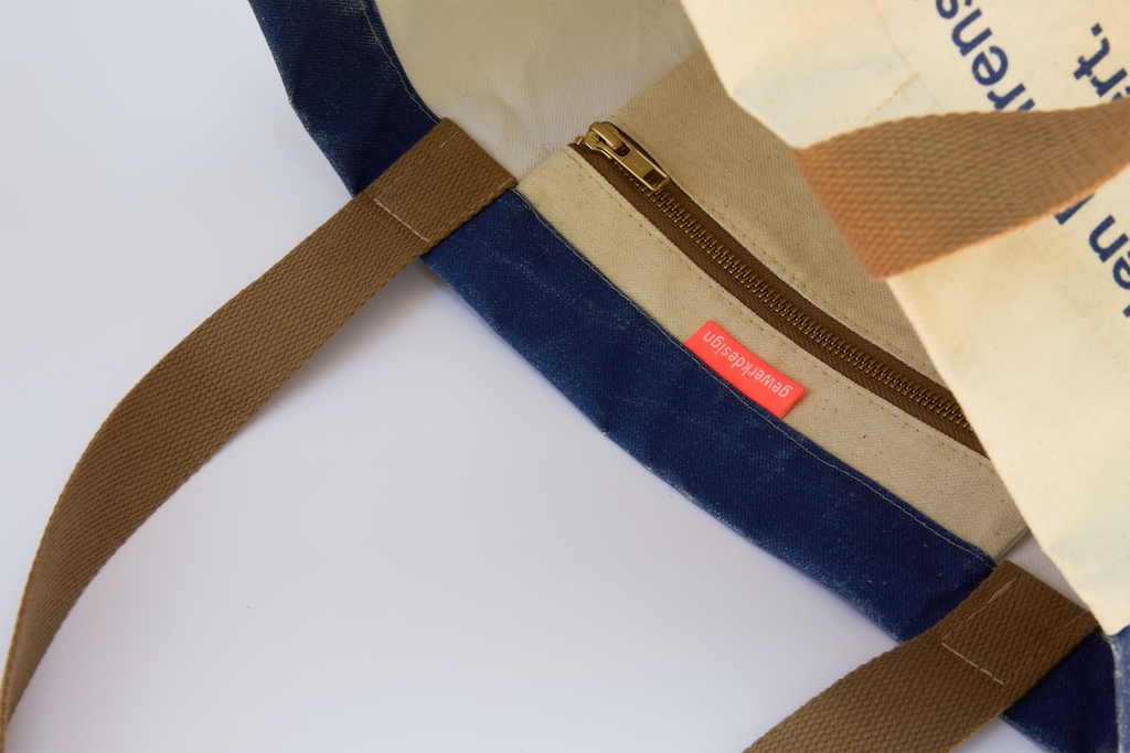 Ein Close-up des oberen Teils der Totebag zeigt das gewerkdesign-Label