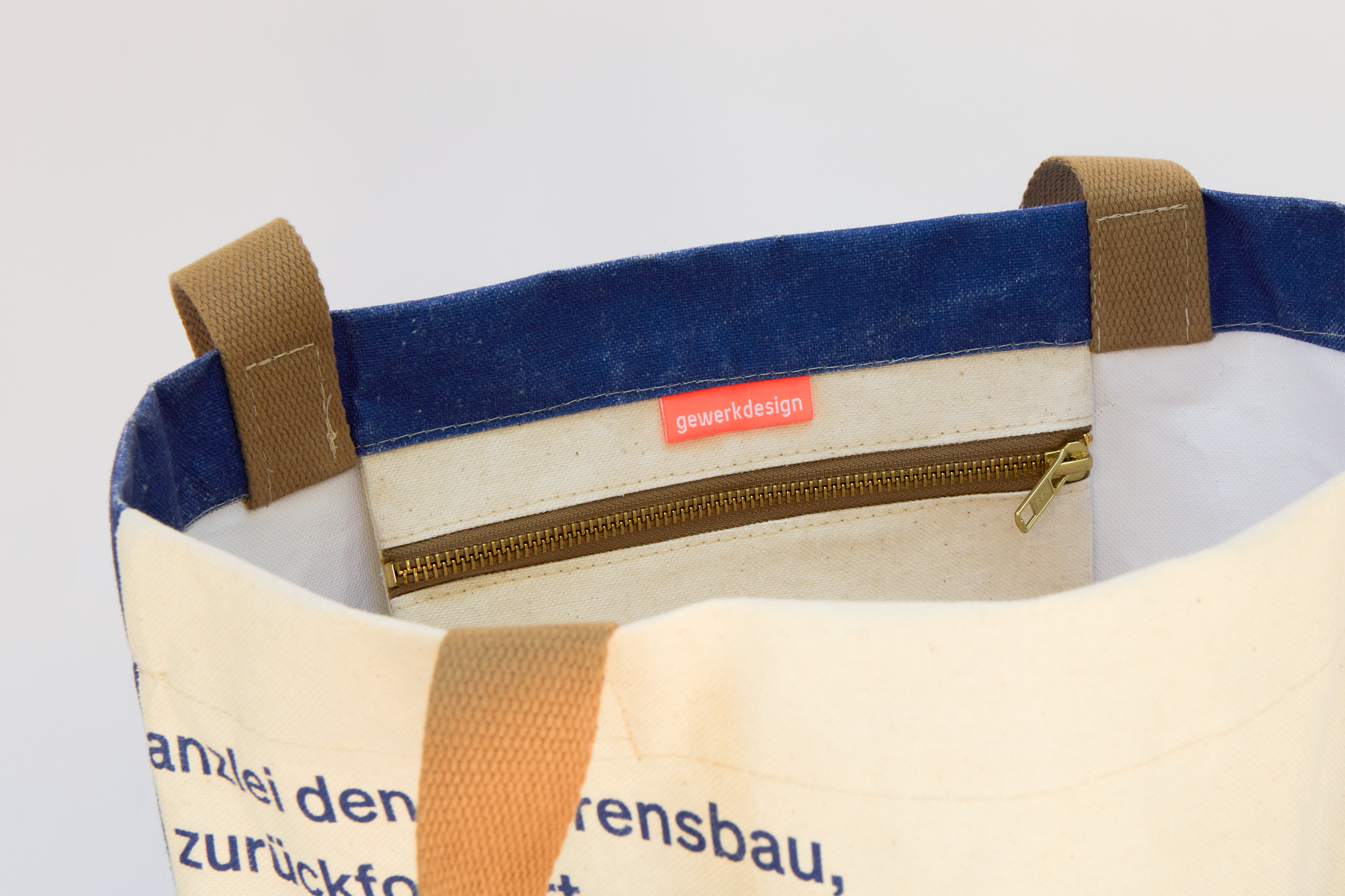 Ein Close-up des oberen Teils der Totebag zeigt das gewerkdesign-Label